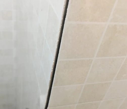 巴中瓷砖空鼓维修公司分享阳台瓷砖脱落的修复过程可以分为以下几个步骤