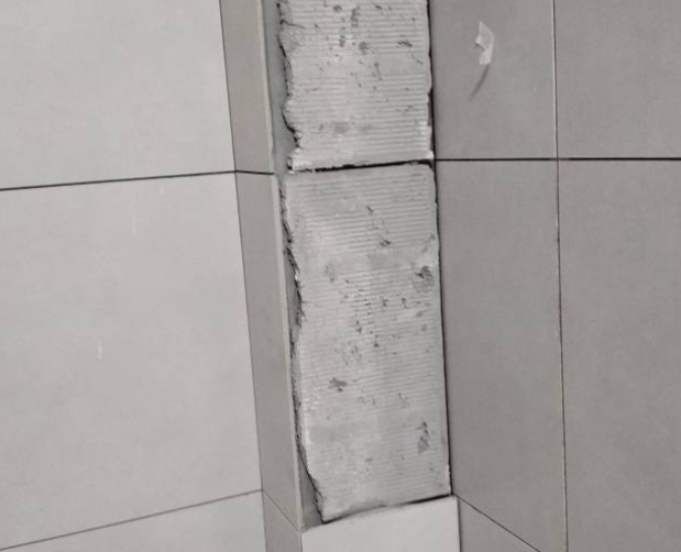 巴中瓷砖空鼓维修公司分享下瓷砖施工前基层浇水润湿程度不足，可能导致以下问题