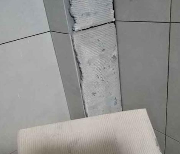 巴中瓷砖空鼓维修公司分享下厨房瓷砖脱落的补救措施。